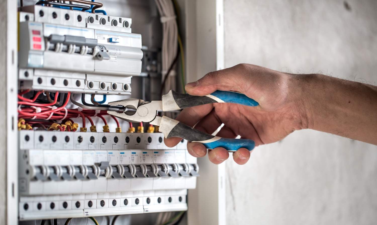 Cuándo conviene cambiar la instalación eléctrica durante una reforma